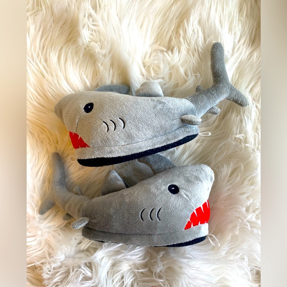 ✨Sea World kid slippers SHARK 🦈 ✨size L/XL kids